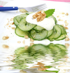frischer Gurkensalat