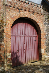 Fototapeta na wymiar Vieux portail en bois à Gerberoy