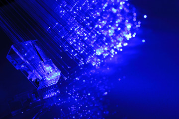 plug per adsl con fibra ottica su fondo blu