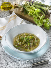 soupe miso avec des asperges et des poireaux