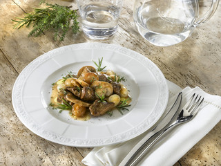 ragoût d'agneau avec champignons et oignons