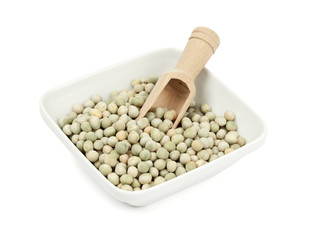 getrocknete Erbsen in Schüssel mit Holzschäufelchen