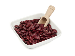 Obraz premium Kidney Bohnen in weisser Schüssel mit Holzschäufelchen