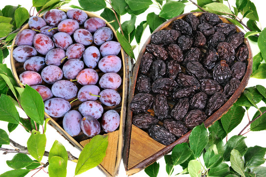 assortiment de pruneaux crus et cuits
