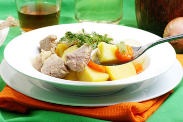 Irish Stew in einem tiefen Teller