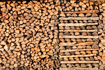 Brennholz gestapelt