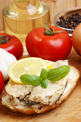 geräucherter Hering auf einer Scheibe Brot