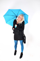 Eine junge Frau mit einem Regenschirm