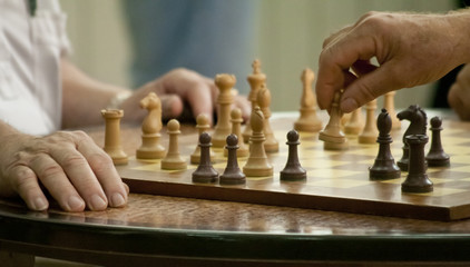 Ancianos jugando al ajedrez
