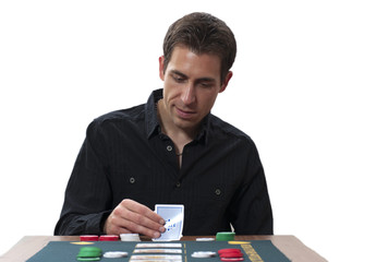 Joueur de poker regardant ses cartes