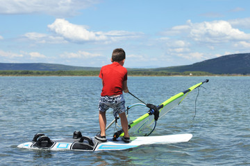 enfant et planche à voile