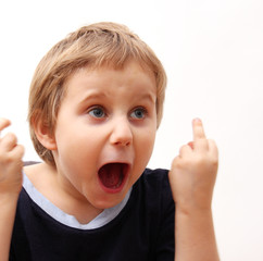 Kind zeigt Stinkefinger