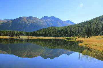 Fototapeta na wymiar Górskie jezioro i refleksji