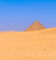Fototapeta na wymiar Czerwona Piramida w Dahszur, Kair, Egipt