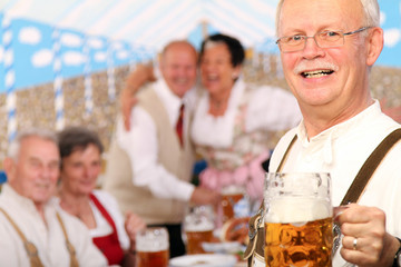 Rentner im Bierzelt