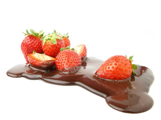 Fresas sobre chocolate derramado