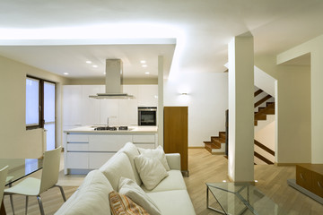 Fototapeta na wymiar interno di appartamento moderno con scala