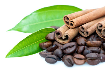 Bâton de cannelle et grains de café