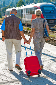 Älteres Senioren Paar am Bahnhof. Reisen in den Urlaub