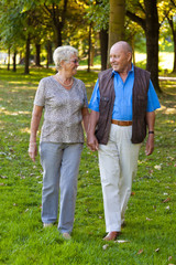 Älteres verliebtes Senioren Paar geht spazieren.
