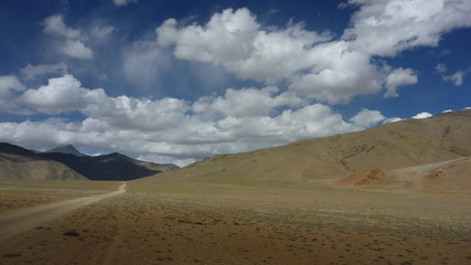 Fototapeta na wymiar piste du ladakh