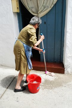 Mujer fregando