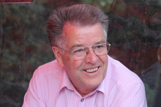 &Auml;lterer Mann mit Brille - lachend