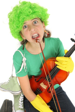 Enfant perd patience en jouant du violon