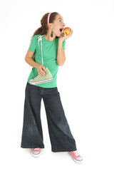 Adolescente mangeant une pomme