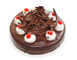 Шоколадный торт с кремовыми зефирками на белом фоне