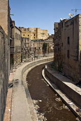 Fototapeta na wymiar Zanieczyszczona rzeka w Fez
