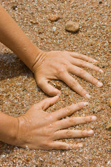 Mani sulla sabbia