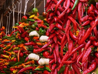 Peperonis und Knoblauch auf dem Markt