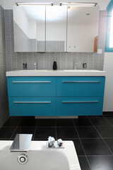 Salle de bains grise et bleue turquoise #2
