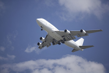 Fototapeta na wymiar Boeing 747 samolot na końcowym podejściu