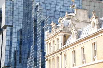 Altes Gebäude vor moderner Fassade