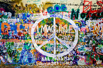 Fototapeta premium Ściana Johna Lennona (Praga) - symbol pokoju (Toma 1)