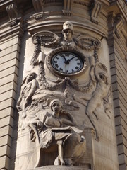 Horloge sur un immeuble ancien à Paris
