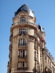 Fototapeta na wymiar Immeuble bourgeois ancien dans le centre de Paris