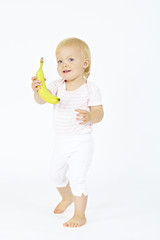 kleinkind_stehend_freisteller_banane