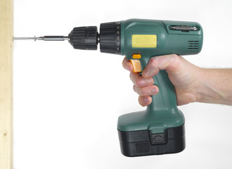 mano di uomo con avvitatore elettrico