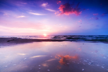 Fototapeta na wymiar Beautiful sea sunrise