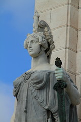 Fototapeta na wymiar Figura de mujer, monumento de Cádiz
