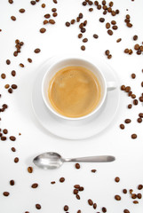 Tazza di caffè dall'alto con chicchi