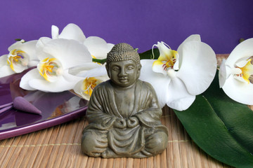 Buddha mit Orchideen