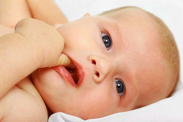 Маленький ребёнок на белом фоне