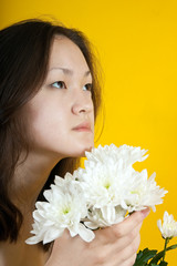 Obraz na płótnie Canvas Asian Woman with chrysanthemums