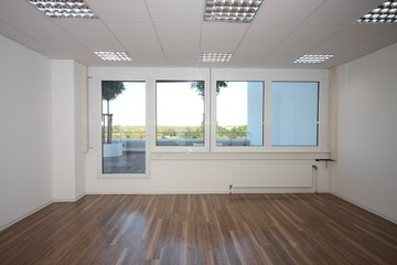 Büro  leer ohne Möbel mit Ausblick