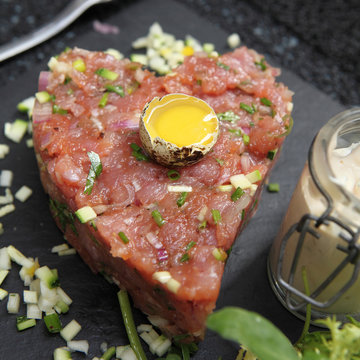 Tartare de viande et oeuf de caille
