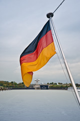 Deutschlandfahne auf dem Rhein